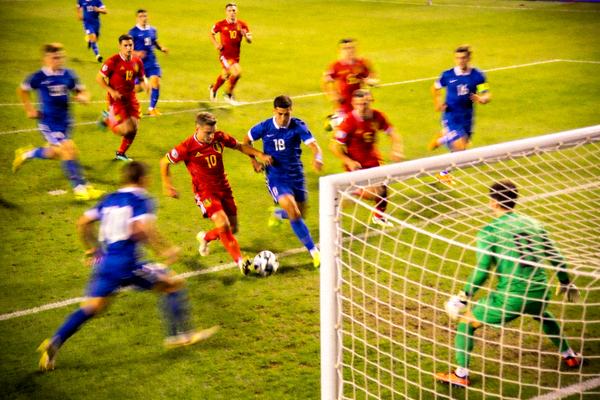 足球比赛现场激烈对抗实时画面
